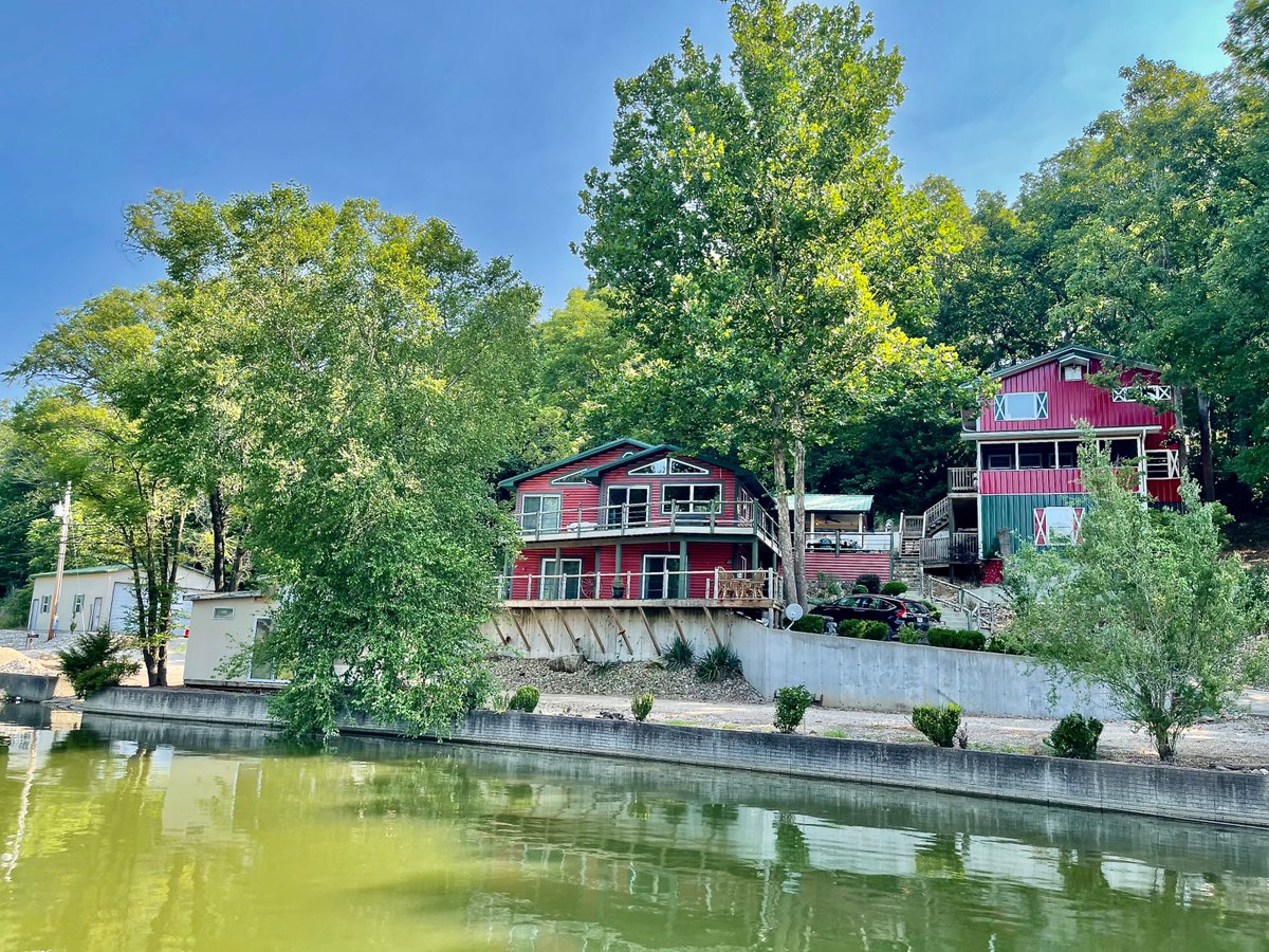 AgentHeidi's tweet photo. Amazing opportunity to have your very own Lake Escape. Located on the 9mm Gravois Arm, it is perfect for boating, skiing, fishing, kayaking, paddle boarding etc...close to Coconuts, Jolly Rogers, Lake Burger, &amp; Maggies on the Lake. Best of everything the Lake has to offer https://t.co/XzWC1Bwg1A