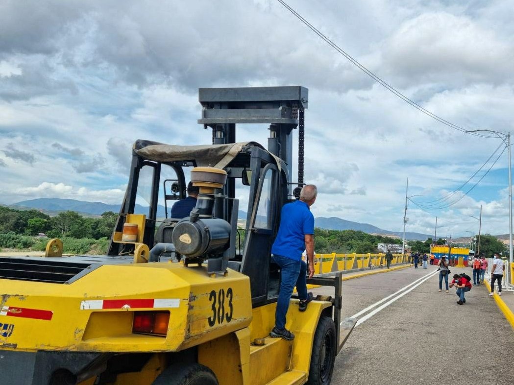 ¡Me siento orgulloso por cumplir lo prometido! Vamos a seguir regularizando el paso en medio de una pandemia que no podemos olvidar, y aceleraremos los trámites administrativos para respetar los protocolos de las autoridades de Norte de Santander. 2/3