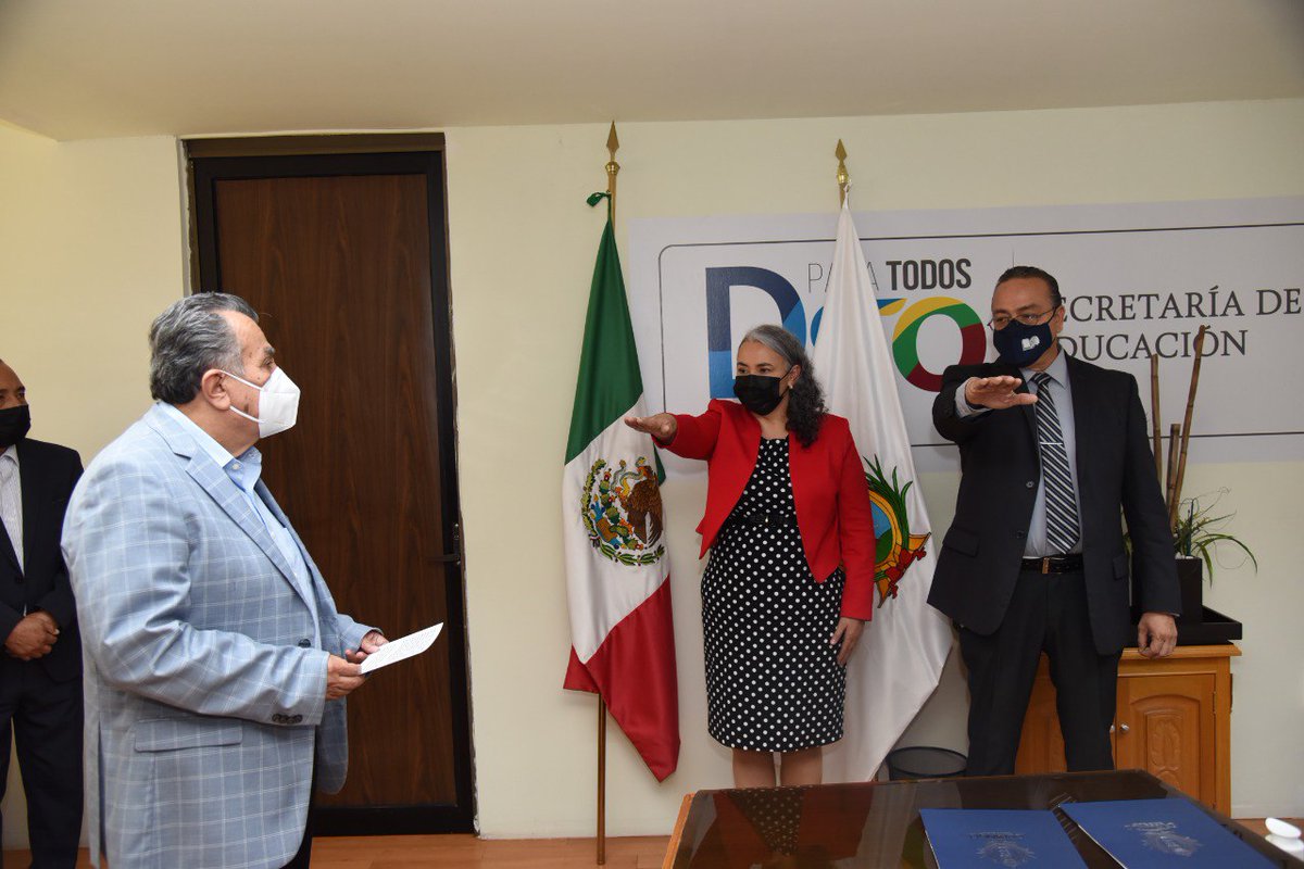 SEED_Dgo's tweet image. Además, realizó un reconocimiento por trayectoria y aportaciones a la educación en Durango al profesor Jesús Navarrete Chávez, quien estuvo al cargo del CIIDE, además de otras actividades académicas en la SEED.