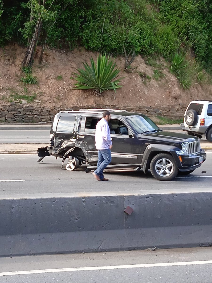 FMCENTER's tweet photo. Autopista Prados del Este - 
Colisión múltiple a la altura de Los Campitos sentido Sur, se genera fuerte retraso para la hora. Autoridades en el lugar. 05:10 #TrafficCenter 

📷 @nohemy_morenoo

https://t.co/abJoghj7tH