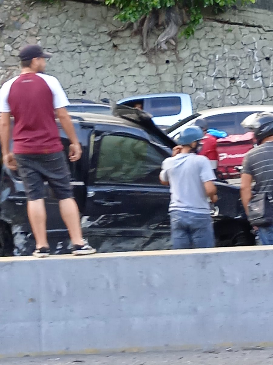 FMCENTER's tweet photo. Autopista Prados del Este - 
Colisión múltiple a la altura de Los Campitos sentido Sur, se genera fuerte retraso para la hora. Autoridades en el lugar. 05:10 #TrafficCenter 

📷 @nohemy_morenoo

https://t.co/abJoghj7tH
