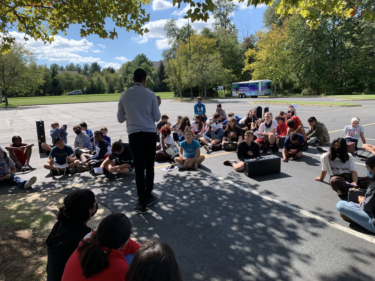 RiverBendBands's tweet photo. Our 8th graders had a wonderful visit to PFHS last week to meet and make music with  Mr. Lotfi and the PFHS Marching Band. #bandfam #rbmsmusic @RBMS_Official https://t.co/Rjif4RiVe5