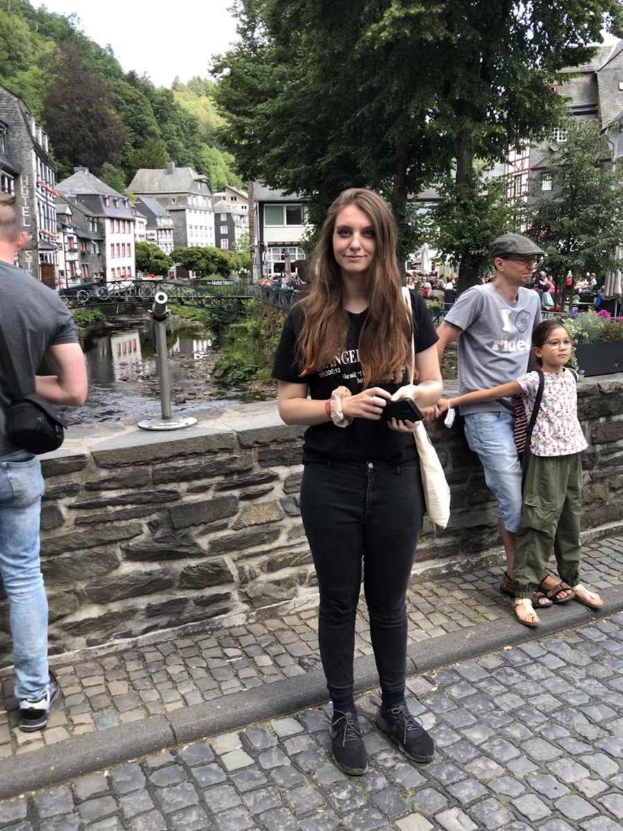 vond net deze foto van mn girl terug en ik ben in shock. kijk nou. KIJK NOU