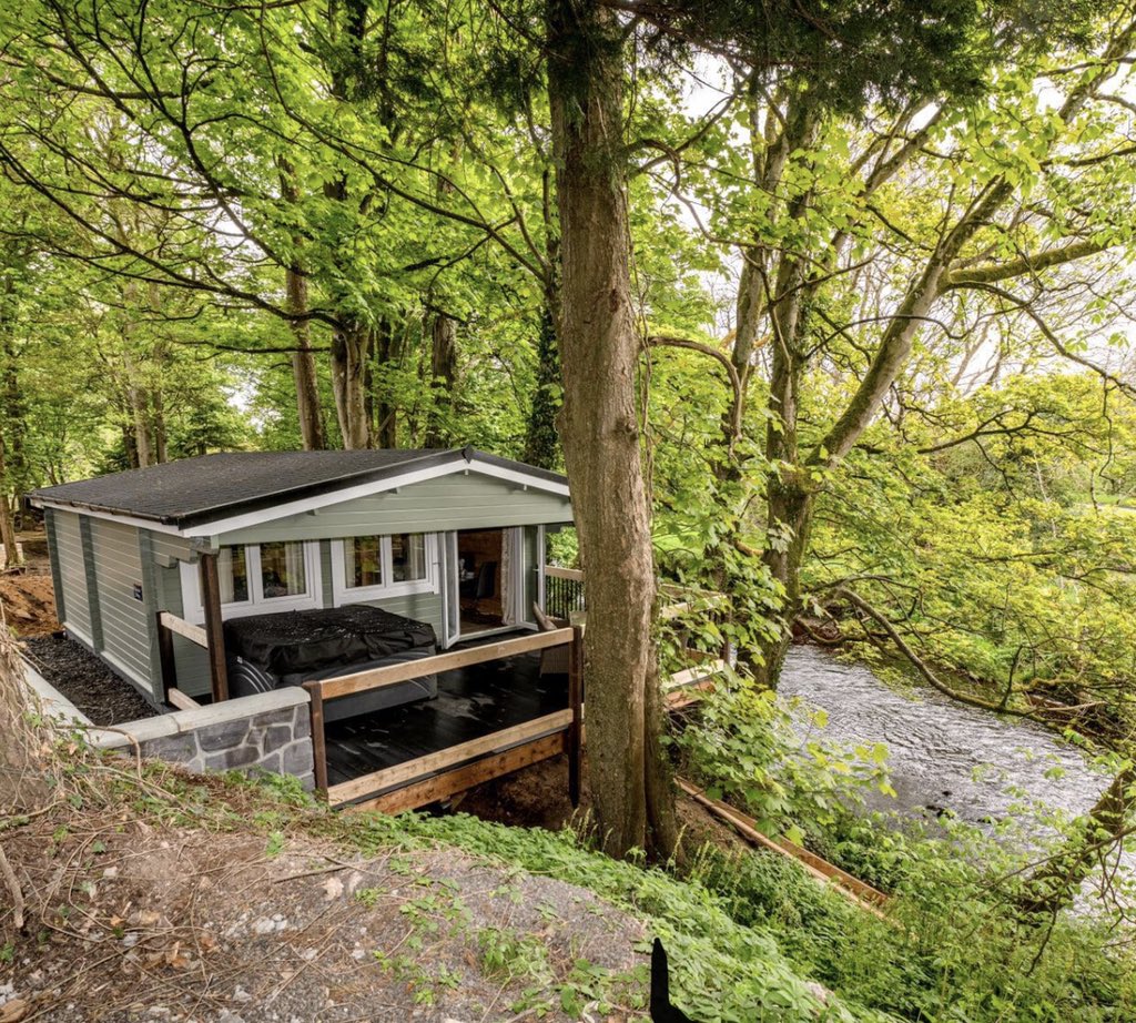 Offer going out tomorrow: 3 nights for the price of 2 in County Derry. #exploreni #derry #staycation #hottub #rural #luxurycabin