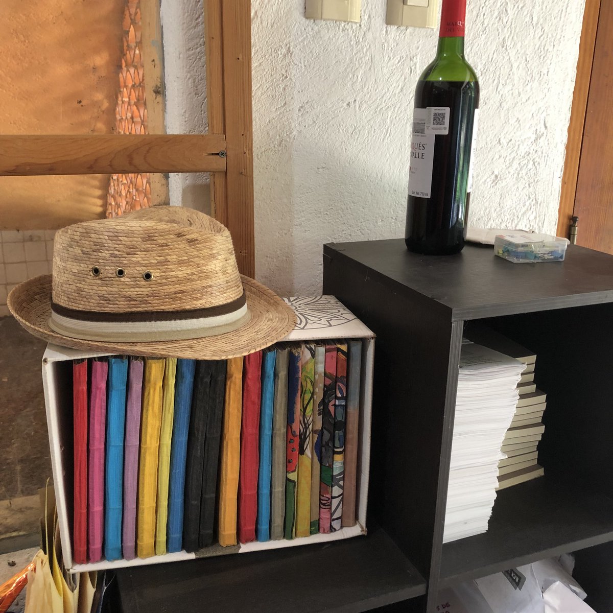 LaCartoneraEd's tweet photo. Seguimos en #Twitter y por supuesto en el @FCEBellaEpoca en la extensión de la @fli_mx que sigue hasta el 30 de octubre. Porque el libro físico no “se cae” #YElLibroVa https://t.co/nXZa8avJY1