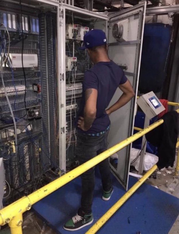 My cousin trying to fix IG right now. Is it the blue wire or the red wire!?