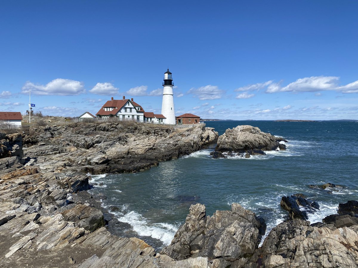 People w anxiety can be really good at calming others down &amp; looking completely serene while exploding on the inside. 

People w depression can be really good at making people laugh &amp; looking happy while desperate on the inside. 

So just be kind. 

#MentalIllnessAwarenessWeek