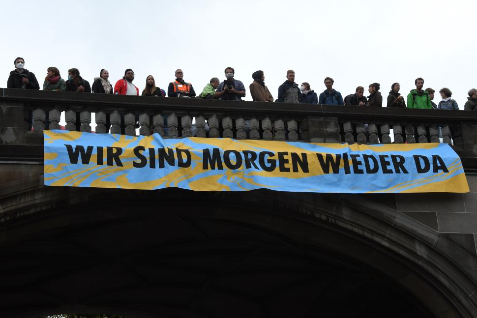 xrSchweiz's tweet photo. 134 Politikerinnen wurden heute NICHT verhaftet, obwohl sie die Bevölkerung fast tatenlos dem Klimawandel aussetzen.
134 Personen verhaftet, weil der Bundesrat den Klimanotstand nicht erklärt hat
#ExtinctionRebellionCH
https://t.co/Cs0YDiAdCq #codingnconcepts https://t.co/6hEeCXgoO5
