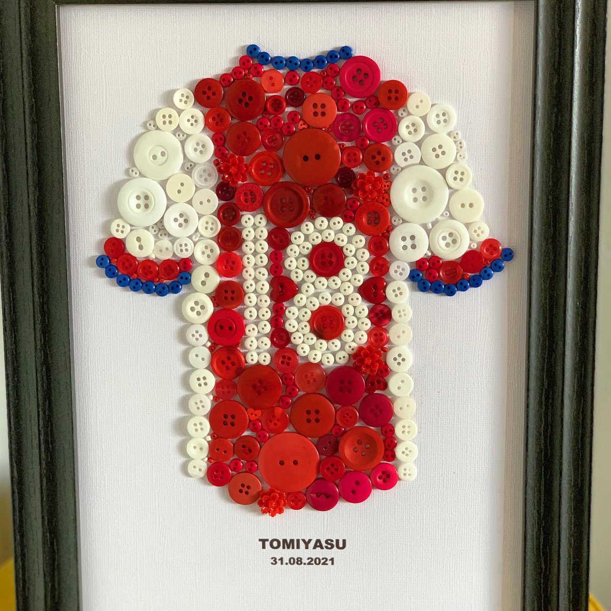 Helen_Lee26's tweet photo. Something a little different.  Buttonart Arsenal shirt #Arsenal #arsenalshirt #Tomiyasu #buttonart https://t.co/2wYzoTT9fg