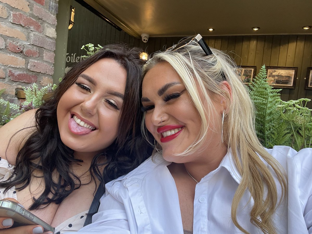 algorman6's tweet photo. @amyboyd0 happy birthday to my best friend 🖤 https://t.co/9ABgEdgiAO