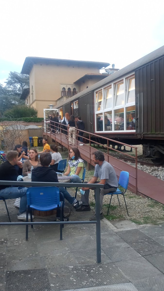 Carrozza 10: lo spazio bistrò del Teatro Comunale di Antella. Perfino un treno vi abbiamo portato!! 🚂