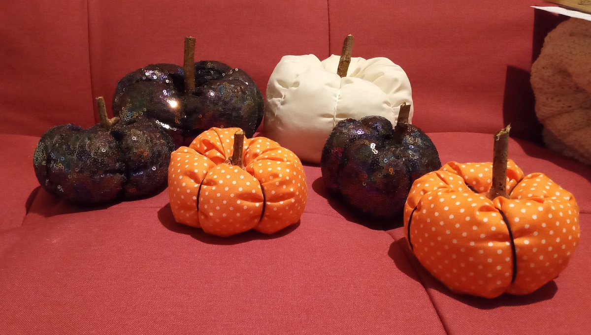 An evening of fabric pumpkin making! Such a simple, but satisfying craft project 🎃