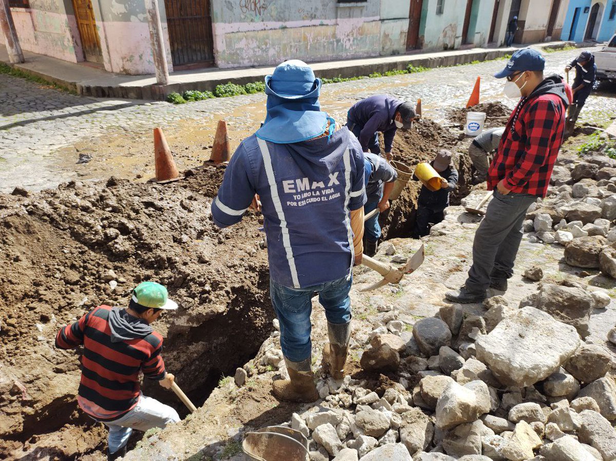 PMTQ_MuniXela's tweet photo. #precaucuon al transitar en la 2a calle y 10a avenida de la zona 1 #Quetzaltenango personal de la empresa Aguas de Xelaju realiza trabajos de mantenimiento. https://t.co/HrWHoan4Qn