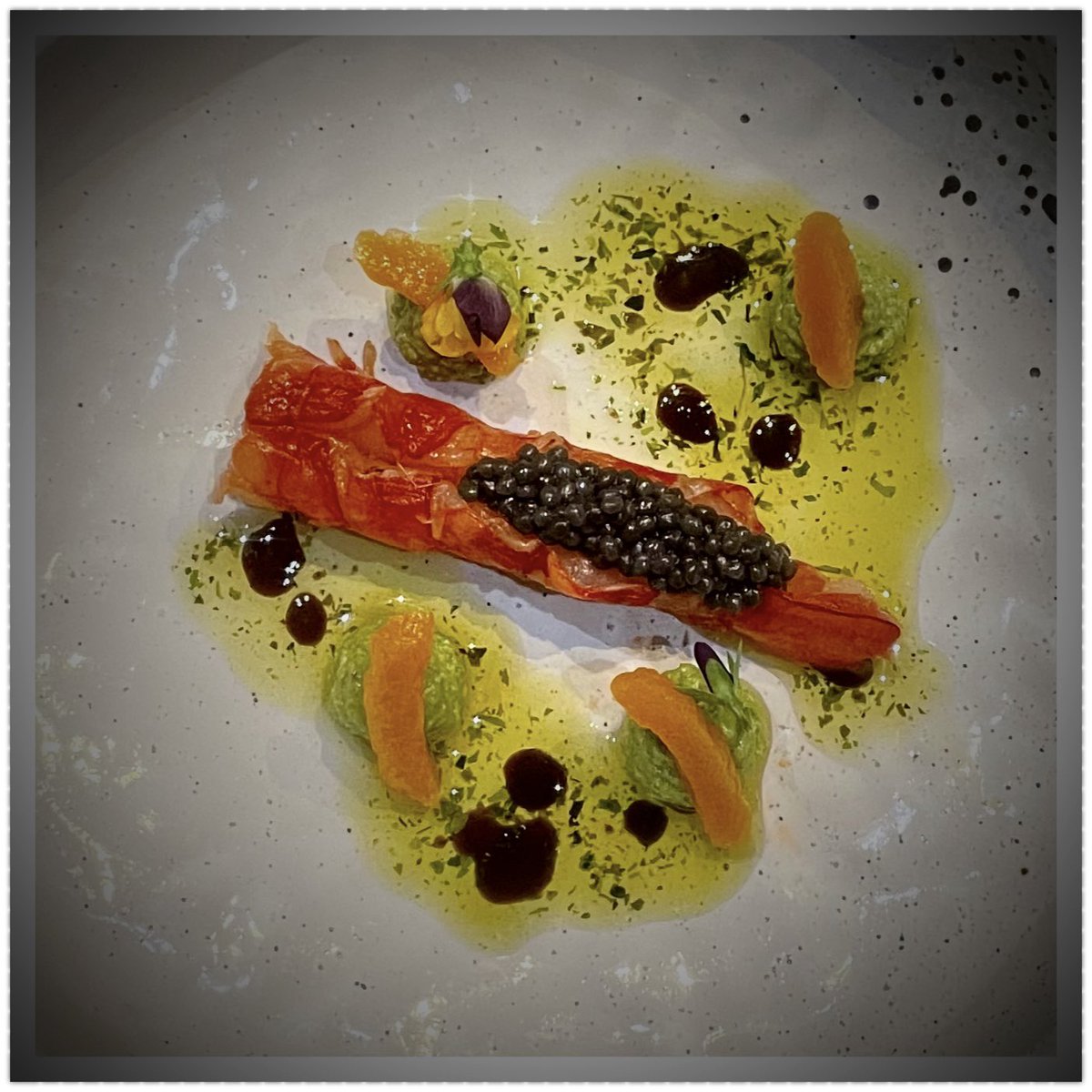 C A R A B I N E R O (rode garnaal) met citroenolie, kreeft schuim, Italiaanse kaviaar, basilicum mascarpone en abrikoos. 
#fbdown #istagramdown #italian #chef #culinair #gastvrij