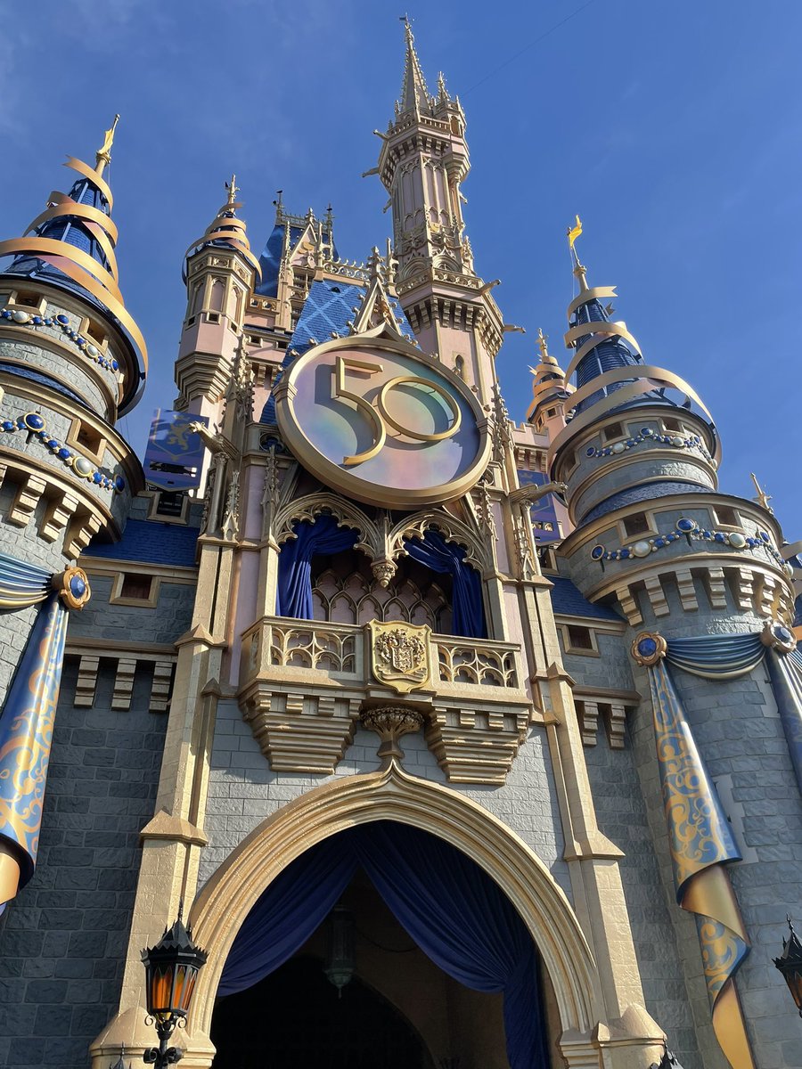 Michelle_OWDWT's tweet image. Anyone else missing this view right now?  #disney #CinderellaCastle #onlywdworldtravel #magickingdom