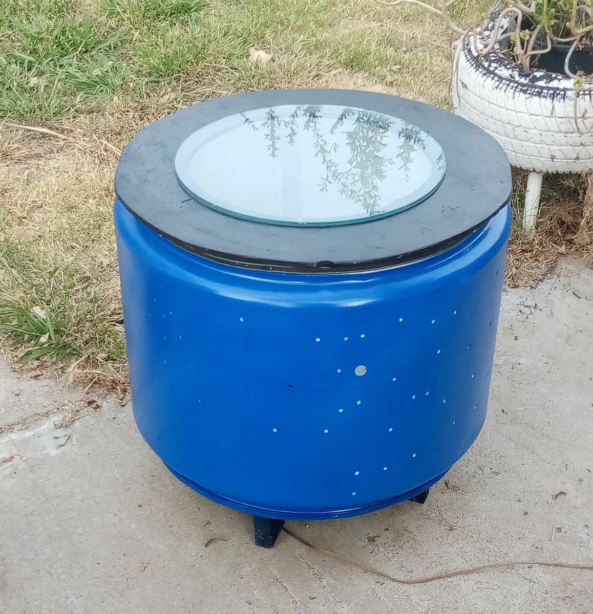 DeepGeek's tweet image. I made a simulated fire pit from a dryer drum. I have a simulated LED flame light. At night or a dark room is actually looks like there's a fire going on. So I'm going to try and sell it as a table with a light