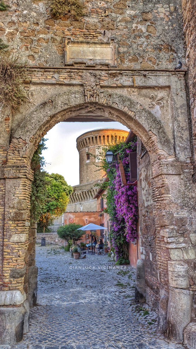 Anche con #instagramdown #facebookdown e #whatsappdown, diffondiamo la bellezza di #Roma!Conoscete il #borgo di #OstiaAntica?
Vero e proprio concentrato di bellezza, è situato di fronte all’area archeologica. È davvero un angolo speciale, grazie anche al Castello di Giulio II