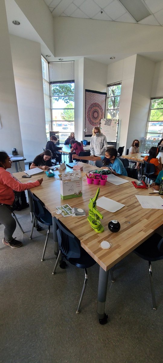 HMS__ART's tweet photo. Successful first Art Club! The students are getting to know eachother by making buttons that represent them.

#artclub #artwork #hms #proudtobeabronco https://t.co/GEvI9lb3Qh