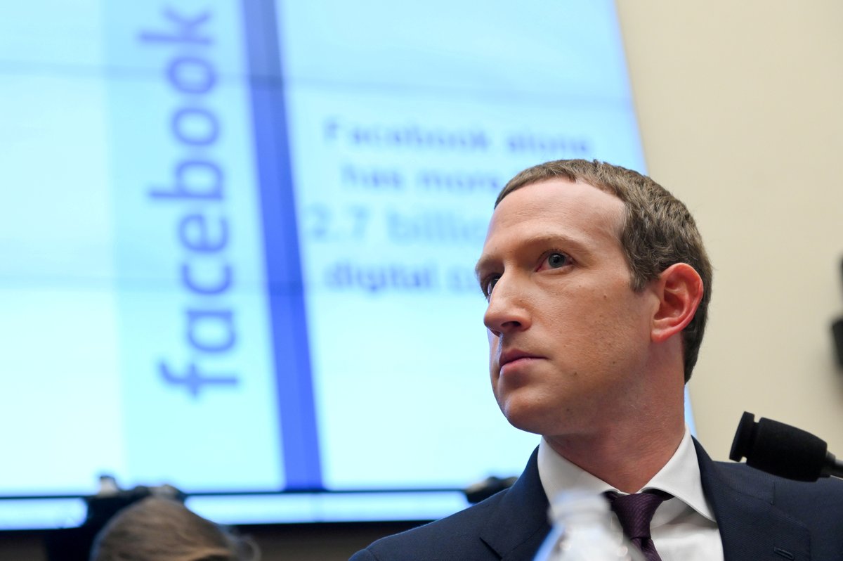 infobae's tweet photo. 🔸 Las acciones de Facebook se hundieron hasta 6% y Mark Zuckerberg perdió USD 7.000 millones en dos horas https://t.co/dVQ6dHGfb3 https://t.co/bB1Z8SJUvH