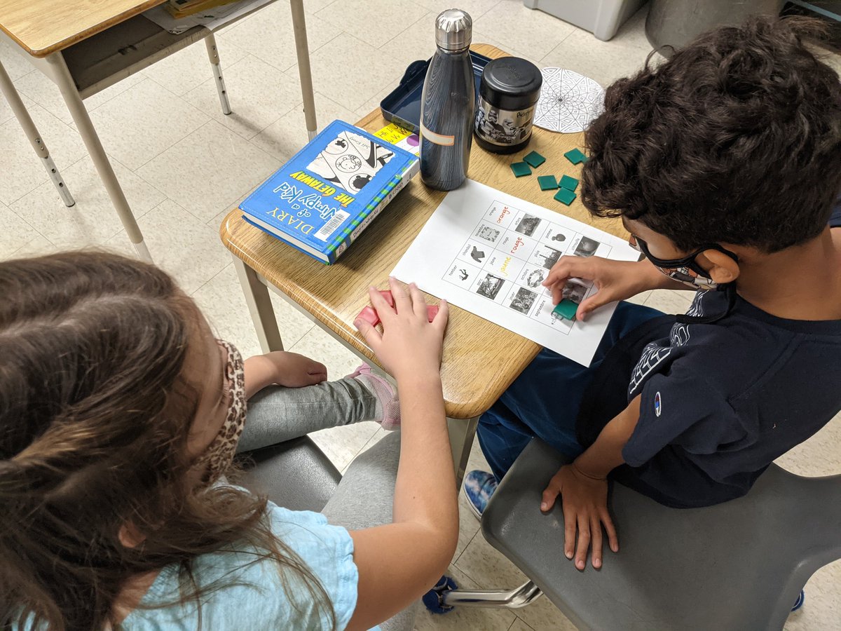 e_slack77's tweet photo. This wet and rainy Monday calls for a game of 4 in a row to practice autumn words in French! 🍂🌧️ @merritt_ps @Mrs_Kelcey https://t.co/Sq4RdWhWTR