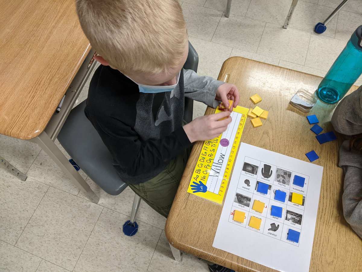 e_slack77's tweet photo. This wet and rainy Monday calls for a game of 4 in a row to practice autumn words in French! 🍂🌧️ @merritt_ps @Mrs_Kelcey https://t.co/Sq4RdWhWTR