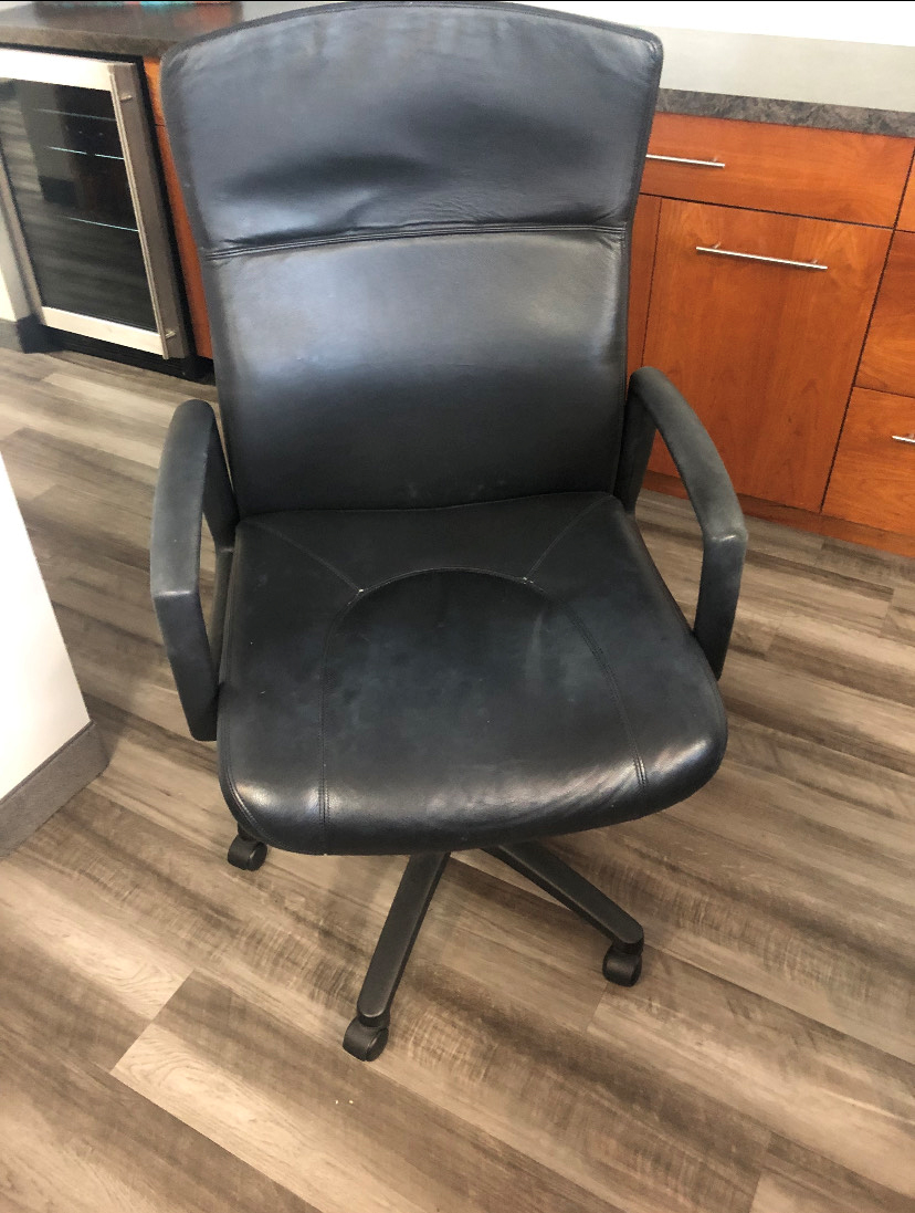 Go_Girls's tweet image. Gently used office chair for sale.  Smoke free pet free home.  $20 OBO #facebookdown