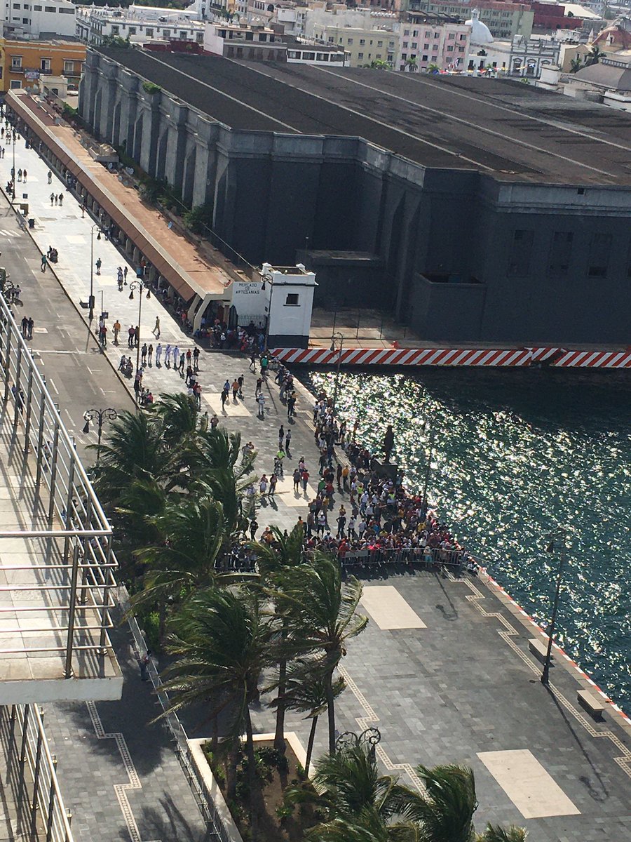 xeunoticias's tweet photo. Así se ve la Macroplaza del malecón previo a la ceremonia de conmemoración de los 200 años de la Armada de México #Veracruz

Por los cierres viales hay caos automovilístico en la zona centro de la ciudad, extreme precauciones. https://t.co/etUqiRioeO