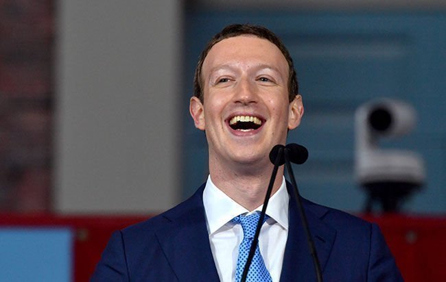 PandaTv09's tweet photo. Marck zuckerberg riendose de como todo el mundo se descontrola por la caida de facebook e instagram. 
#FacebookDown https://t.co/qkJWFAjktt
