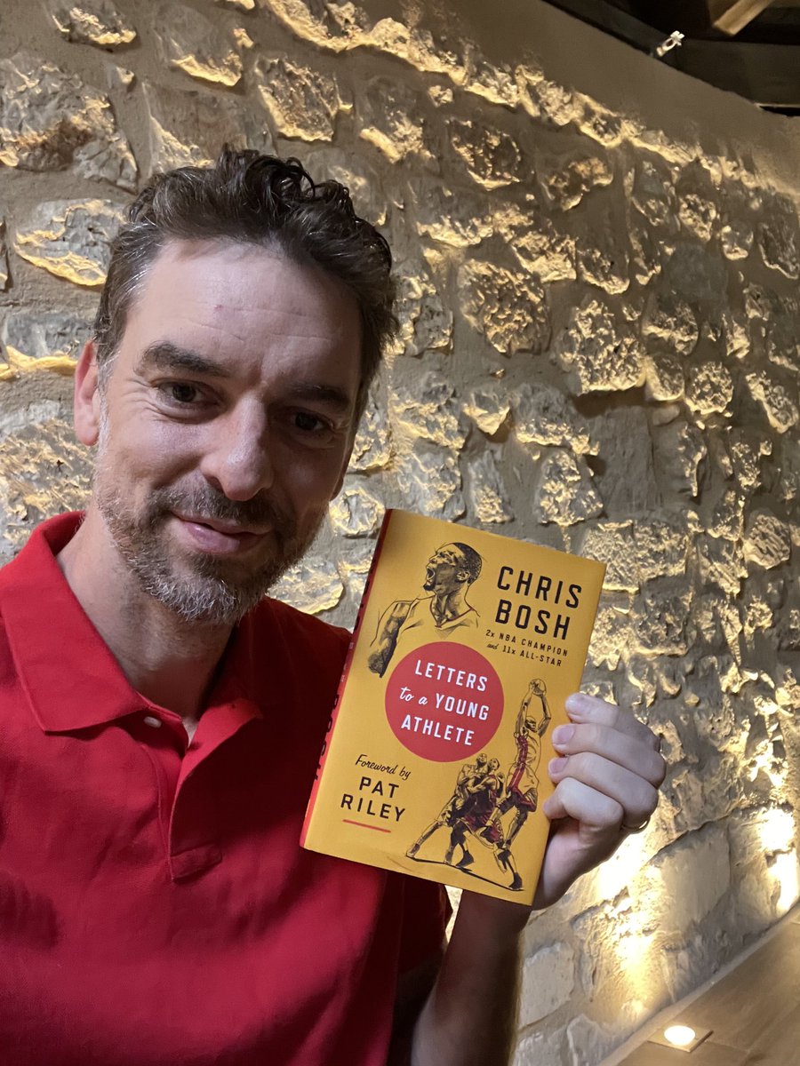 paugasol's tweet photo. No #WhatsApp?
No #Instagram?
No #Facebook?

It’s time to read a book! 📖😉 Thank you @chrisbosh for sending me yours and for the kind note! 🙏🏼#LettersToAYoungAthlete #AlwaysReading #NBAFamily https://t.co/1I2TqFRrry