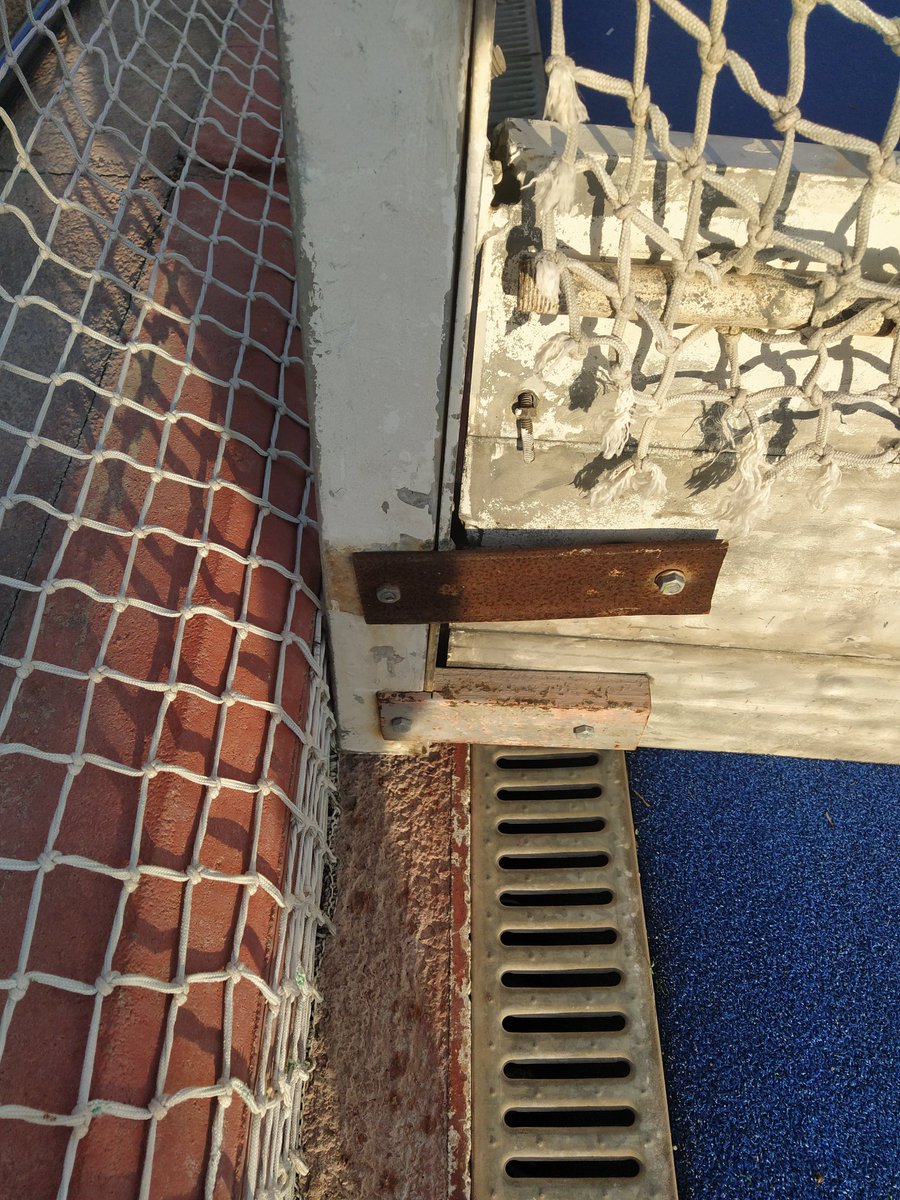 hernan__p's tweet photo. @BCN_esports @bcn_ajuntament @barcelona_cat @CataloniaHoquei @FcbHockeyHerba_ @fcdehockey @rfe_hockey Pero ayer se postergo un partido de División de Honor debido al lamentable y peligroso estado de las porterías. Es una lástima que unas instalaciones de este nivel no estén controladas ni auditadas para que los elementos mínimos necesarios estén en condiciones seguras. https://t.co/YAXbz1UFns