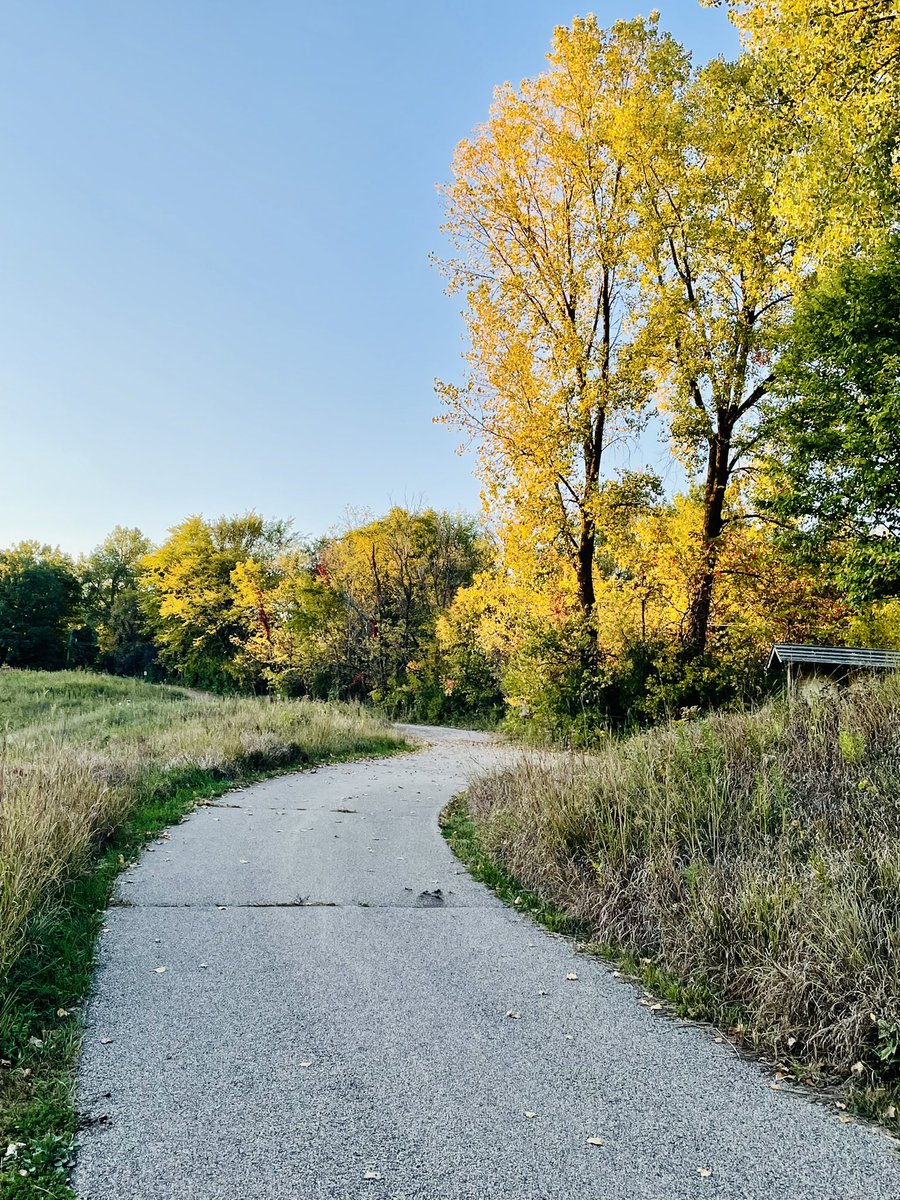 StotraChakraba2's tweet photo. #heymac Had an amazing time yesterday, hiking at #Ordway and later having a bonfire 🔥 with my #WildlifeConservationCourse! Stories, treats, warm conversations and an amazing sunset @Macalester @MacEcology https://t.co/KnQ5IpCi4d
