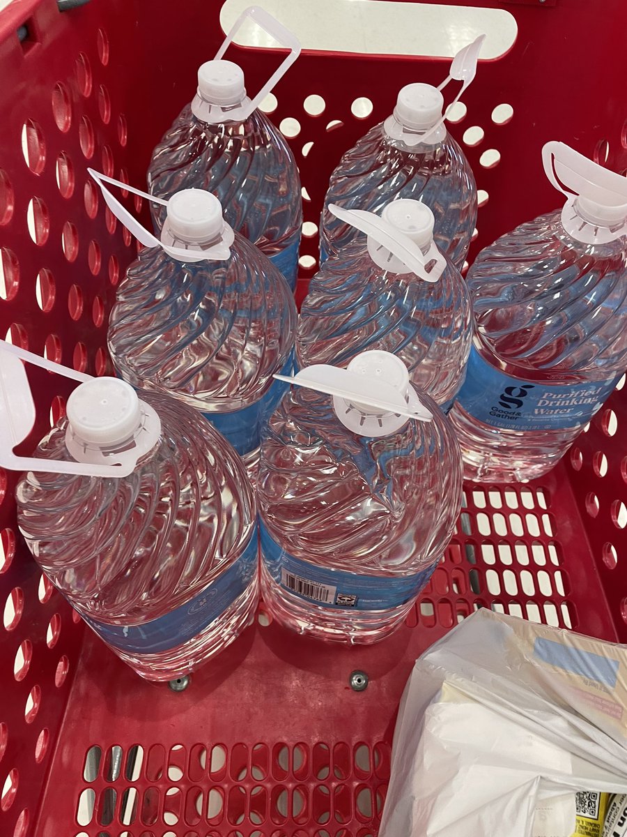 jacqueeaves's tweet photo. Nothing is stopping me from getting the word out on the #30daypersonwellbesschallenge start with drinking a gallon of water daily. https://t.co/OjIRrcHujx