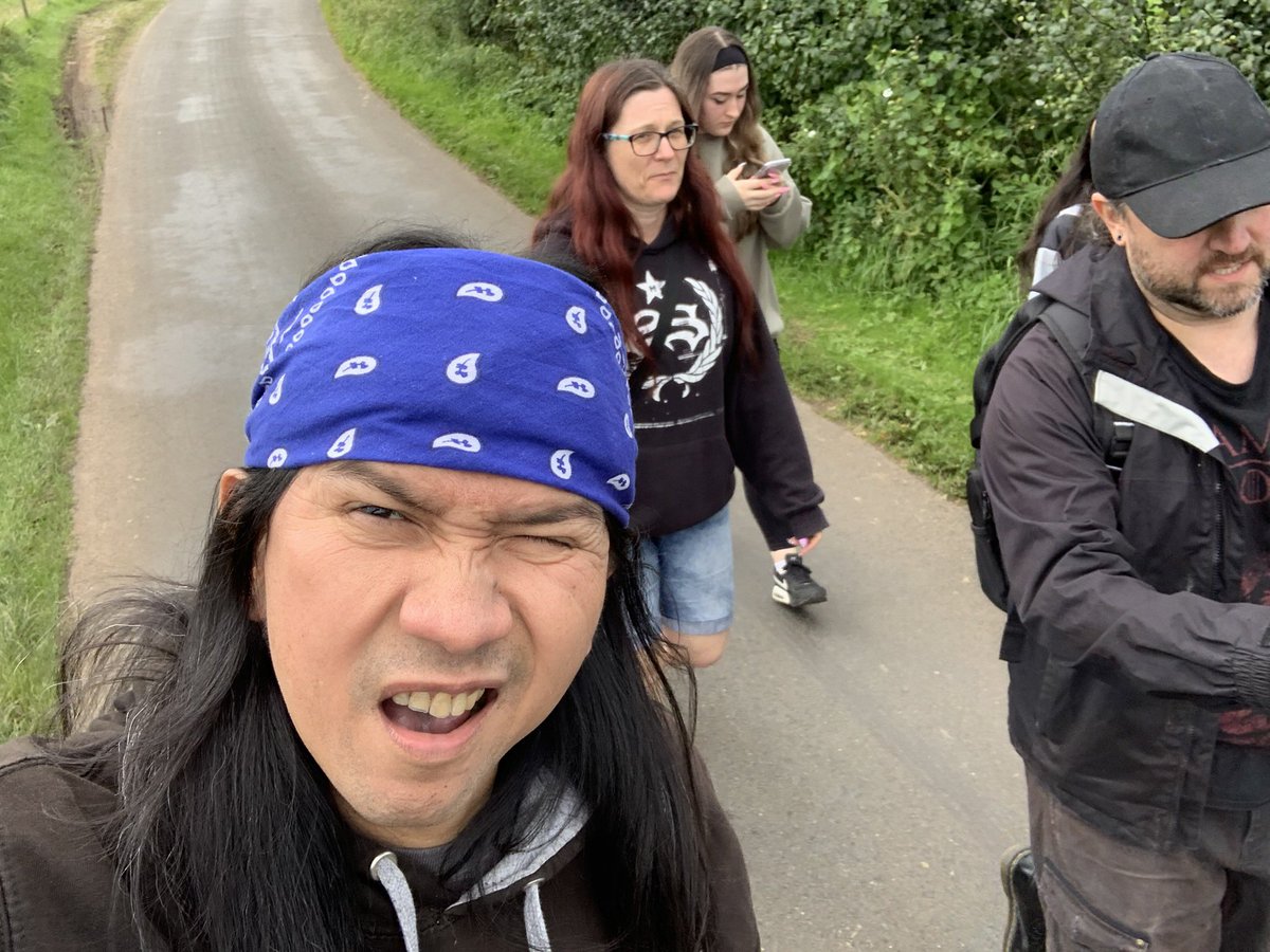 Betong26's tweet photo. Me.. after finding out FB is down! 😂🤣 #facebookdown #facebookoutage https://t.co/Hk63EuBUsj