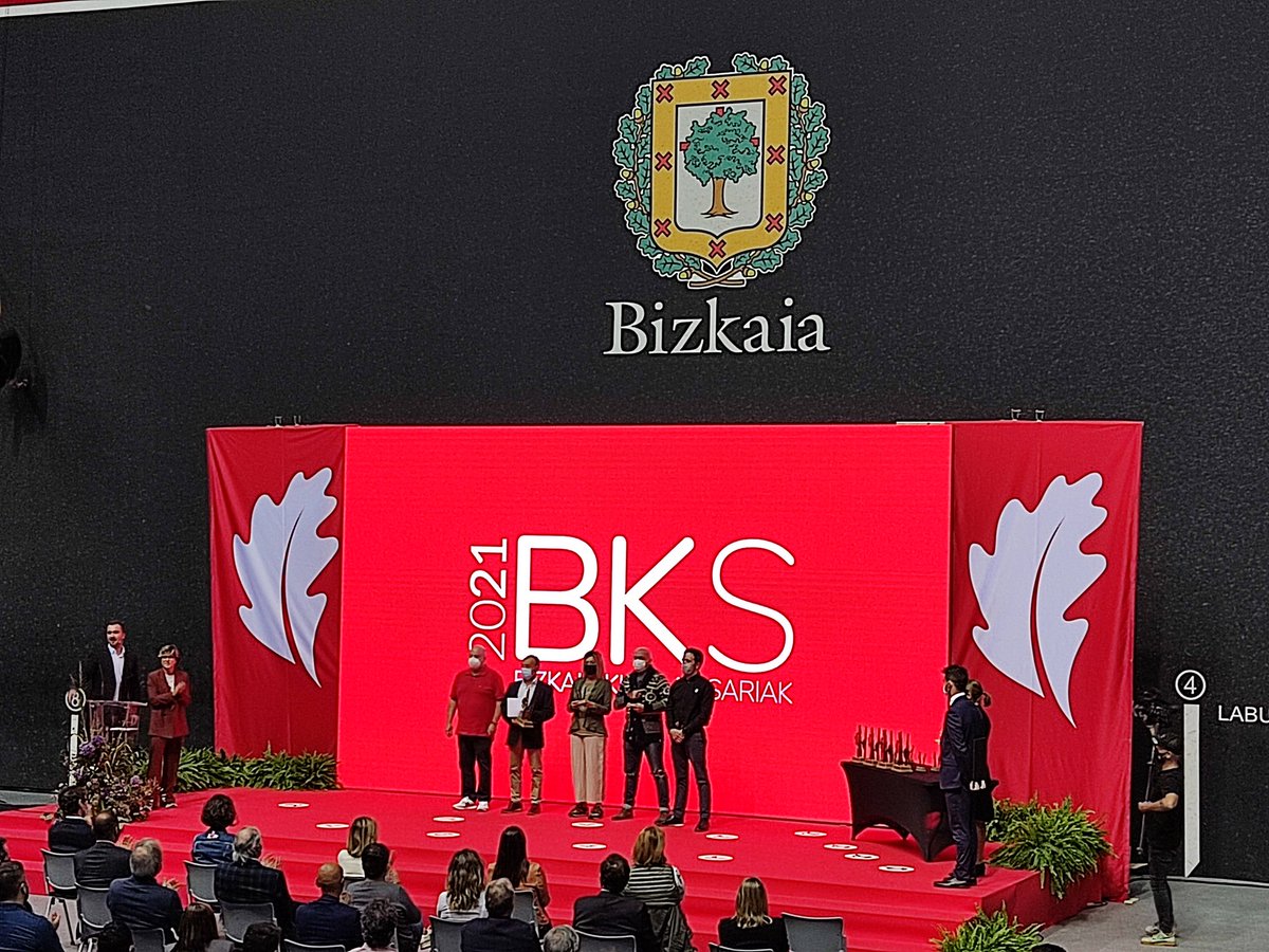 josulin23's tweet photo. Hoy hemos asistido a los #BizkaiKirolSariak 

Un acto en el que se visibiliza y reconoce la gran labor que realizan día tras día tanto Deportistas, Entrenadores, Directiv@s como las distintas Federaciones y casi tod@s “Por Amor Al Arte”.

Muchas gracias a tod@s, Zorionak guztioi. https://t.co/iNUCU3v0oP