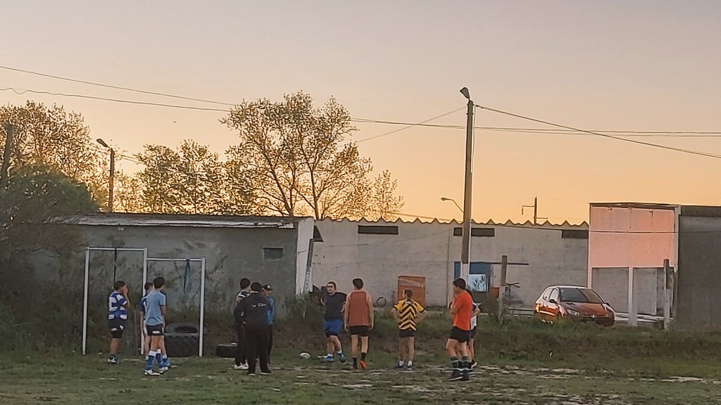 r_otero_olaza's tweet photo. La Academia Regional Sur trabajando en el desarrollo de jugadores del 2004 al 2007 de la  región. @RugbyUruguay @sperona @langostauy https://t.co/8QgajAiHBX