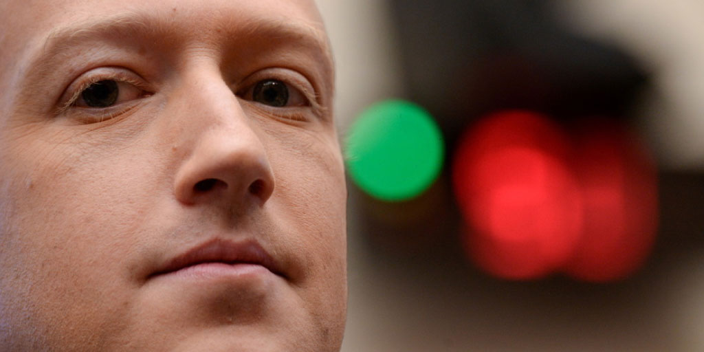 Según <a href="/business/">Bloomberg</a>, la caída de las plataformas de Facebook, WhatsApp e Instagram le ha generado a Mark Zuckerberg, su principal accionista, una pérdida patrimonial de cerca de $7.000 millones, por la caída de la cotización de las acciones ($FB) en la Bolsa de Valores de NY.