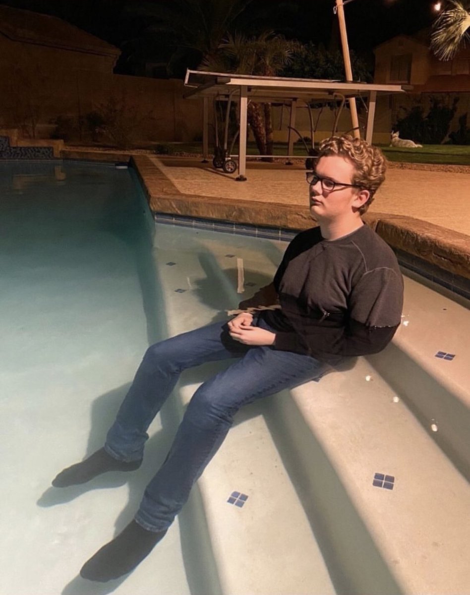 As WhatsApp, Instagram and Facebook are down, I try texting her on iMessage.
Well iMessage must be down too cuz she hasn’t texted me back