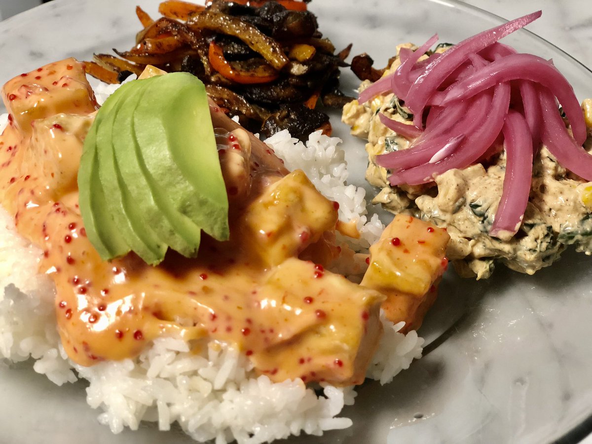 MichelleSmithRD's tweet photo. 𝙈𝙚𝙖𝙩𝙡𝙚𝙨𝙨 𝙈𝙤𝙣𝙙𝙖𝙮 using up leftovers from my @misfitsmarket box and 𝕋𝕣𝕒𝕕𝕖𝕣 𝕁𝕠𝕖’𝕤 haul 

🍚 jasmine rice topped with creamy spicy caviar tofu and sliced avocado 

🥬 kale slaw topped with homemade pickled red onions

🍄 sautéed mushrooms and bell peppers https://t.co/hxhTkJEC3C
