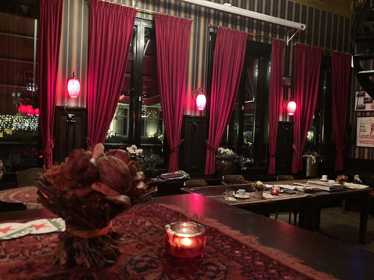 Ledenvergadering Flora Heerenveen, in stijl met rode clubkleuren!