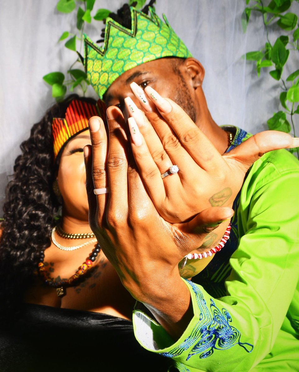JustMojoPeriod's tweet image. #CantWaitToBeAKing ✨💍👑

💧: @afrocentric_network 
💄: @kissedbykelz_ @molipcosmetics 
📸: @catteyemedia @catthamlin 
Stylist/Creative Director: @rjnathaniel @rjcreations_ 

#BOSSBAES #blacklove #engagementphotos #engaged #engagement #engagementring #fiance #king #queen #mojo
