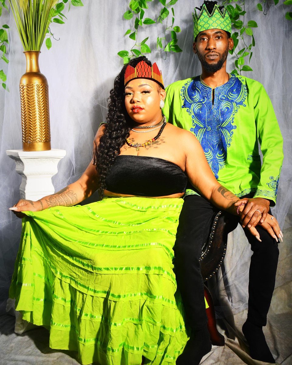 JustMojoPeriod's tweet image. #CantWaitToBeAKing ✨💍👑

💧: @afrocentric_network 
💄: @kissedbykelz_ @molipcosmetics 
📸: @catteyemedia @catthamlin 
Stylist/Creative Director: @rjnathaniel @rjcreations_ 

#BOSSBAES #blacklove #engagementphotos #engaged #engagement #engagementring #fiance #king #queen #mojo