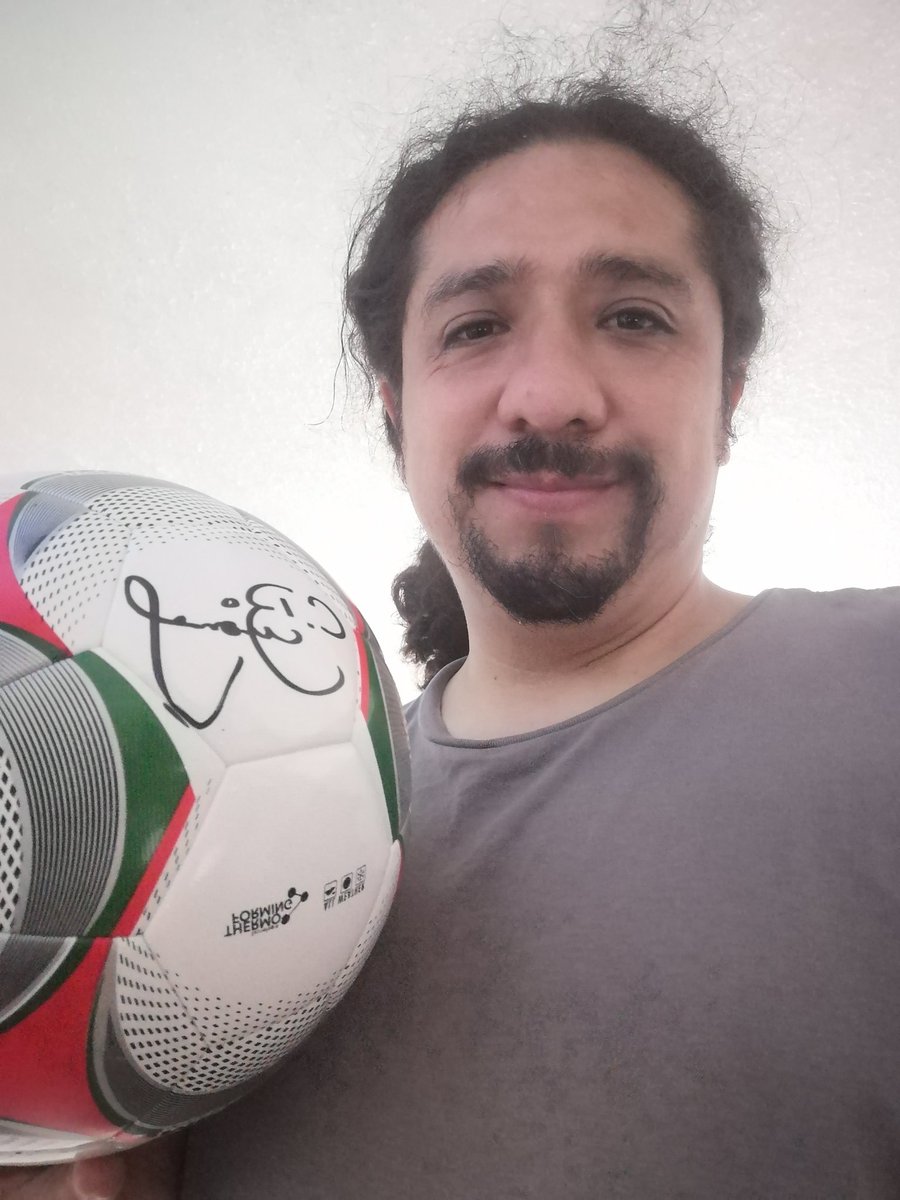 VHSustaita8's tweet photo. @SomosBalompie gracias por el balón de la LBM. Además, autografiado por @CarlosBrionesG3 https://t.co/V9bOWV6v91