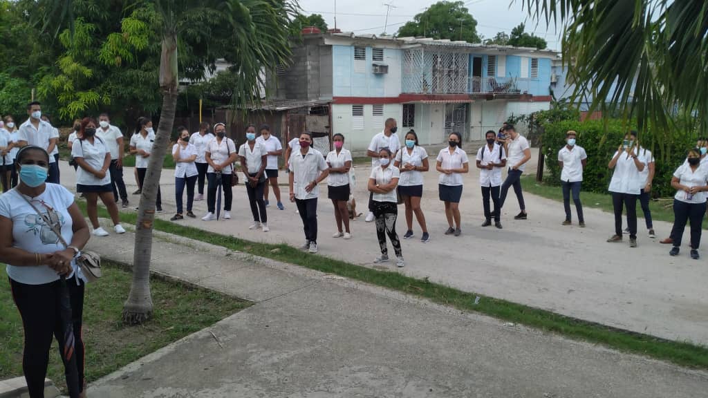 Los estudiantes y profesores de Este de la ciudad reciben el reinicio del curso escolar ✔️✔️de vuelta a las clases
#FeudeCuba #FuturosGalenos @alexis_lobaina <a href="/MaraJul88136173/">SClx🇨🇺</a> @armandoacruz <a href="/ivecubana/">Gladys Ivette Maynard</a> <a href="/MarlaViera1/">Marla Viera</a> <a href="/UJCdeCuba/">UJC de Cuba</a>