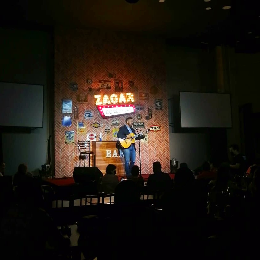 carlosferral's tweet photo. Hazlo bonito, hazlo con corazón y ponle pasión! #comedia #comediante #zagar #zagarcomedybar #zagardesdeelbar #lunes https://t.co/x0YqO13aVZ