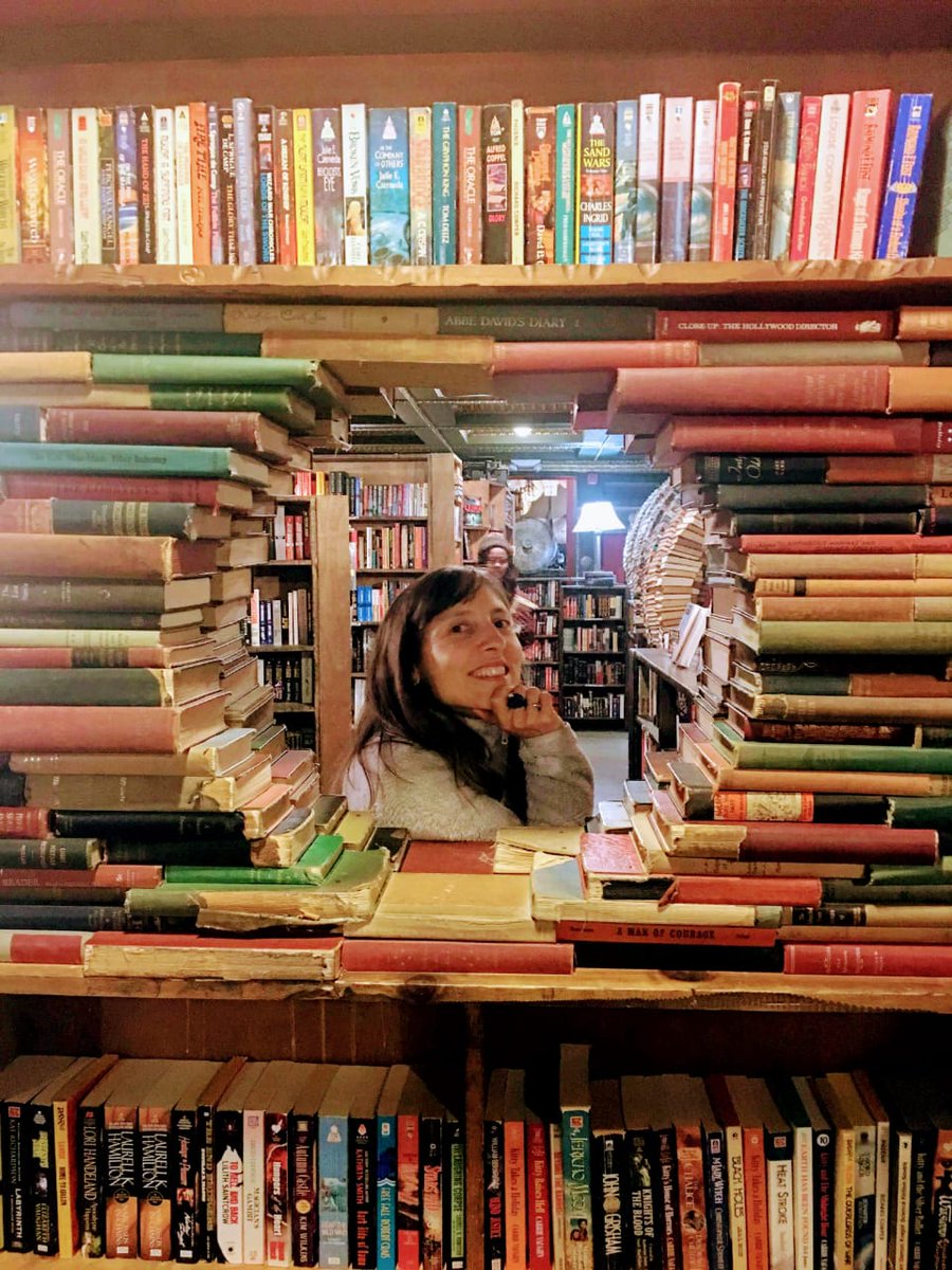 anbridge's tweet photo. Uno de mis lugares preferidos son las bibliotecas y librerías. Esta librería en Los Angeles me hizo ver aún más por que amo tanto estos lugares llenos de imaginación, conocimiento y alma.  📚💗💗💗 https://t.co/7vnMcF6tOF
