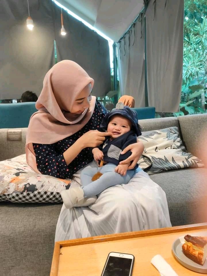 Terimakasih telah menjadikan tanganku, tangan yang mampu menembus langit dengan doa.
Terimakasih telah menjadikan kakiku, kaki yang dibawahnya terdapat surga 👶