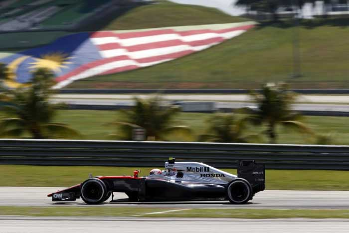 Formula1Verse's tweet photo. ESTOURANDO MANTO DO TIMAO NO SAVEIRO DE @MelipeFassa QUE FAZ UMA POLE SENSACIONAL COM A SUA @McLarenF1V NUM QUALY MALUCO ONDE @luizraziaF1V (@penskef1v) CHEGA EM 2 SEGUIDO DE @HamiltonF1v (@PetronasF1V)!!! https://t.co/TSU2D68Jxl