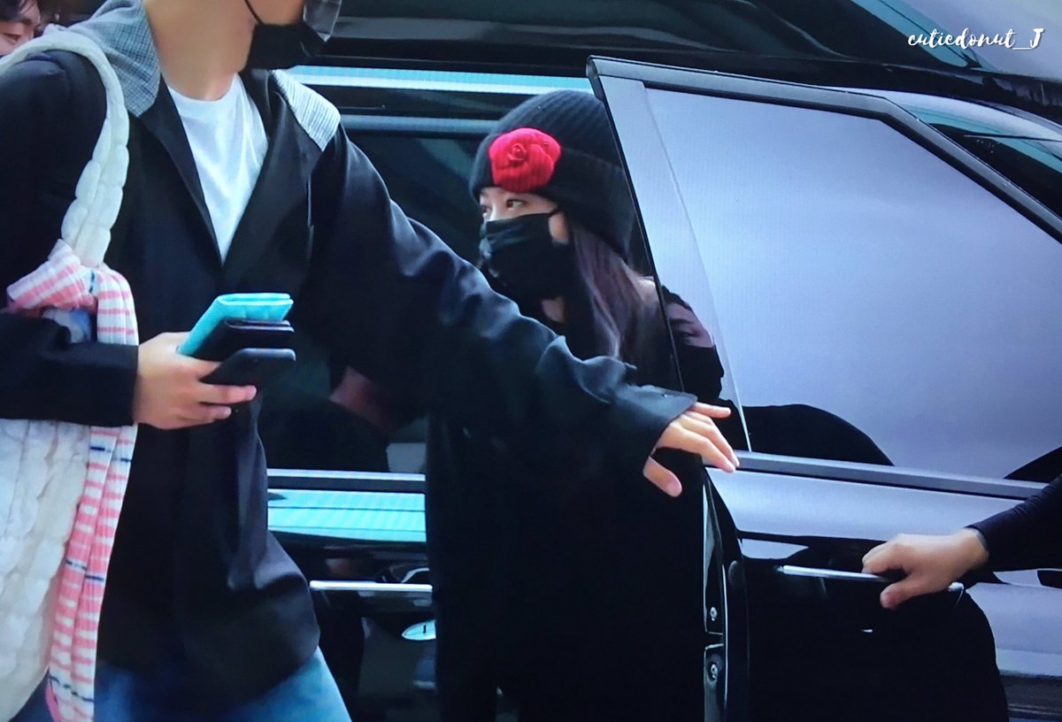 cutiedonut_JENNIE tweet media