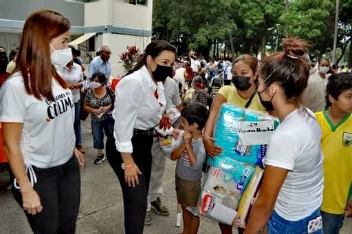 TuAliad's tweet photo. @Nos vamos contentos de poder servirles durante estos tres años: Azucena López Legorreta @AraizColima
•    Se beneficiaron 2 mil 200 personas gracias a donaciones de la empresa Kimberly-Clark 
•    Logramos generar el espíritu aliado que benefició a muchas familias colimenses. https://t.co/ZtO9Hqhlh7