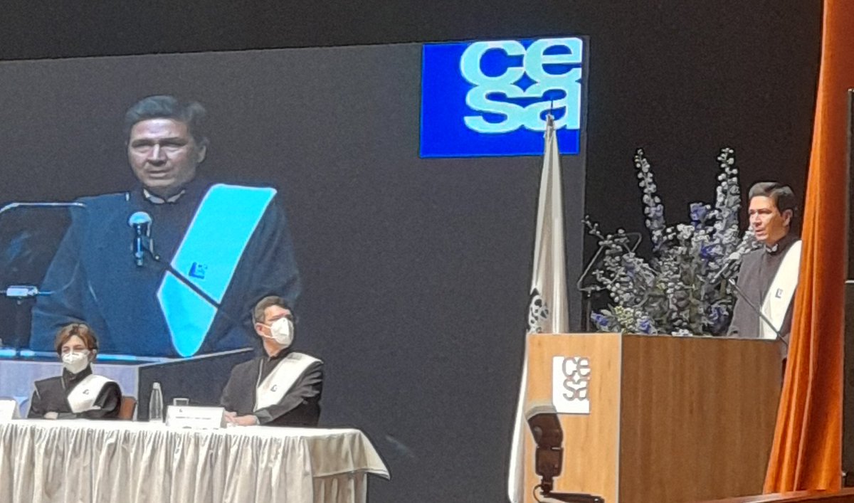 CESA_edu's tweet photo. "Lo mejor que les pasa hoy no es recibir el título. Es quedar facultados para contribuir a la construcción de nuestra nación". Palabras de @JavierDiazFa, Presidente de @Bancoldex y orador de estudios en la ceremonia de #GradosPosgradosCESA https://t.co/gMGtWMYr7I